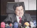 Ak Parti Kapatılmadı..şifresiz logosuz Açıklama..Anayasa Mahkemesi, Türkiye'nin gündemine aylardır damga vuran AKP kapatma davası hakkında kararını verdi.Kararı Anayasa Mahkemesi Heyeti Başkanı Haşim Kılıç açıkladı.. Kılıç, AK Parti'nin laikliğe aykırı eylemlerin odağı haline geldiğine ilişkin açtığı davada 6'ya 5 oyla AK Partİ'nin kapatılmaması kararı alındığını açıkladı. Kapatma kararı için 7 üyenin kabul oyu kullanması gerekiyordu.Kılıç,  dava sonucunda AKP'nin kapatılmadığını, ancak 6 üyenin kapatılma, 4 üyenin de Hazine yardımından yoksun bırakılması kararına vardığını, partinin son yıl aldığı Hazine yardımından 1/2 oranında yoksun bırakılmasına karar verildiğini bildirdi.Haşim Kılıç kendisinin kapatılmaması yönünde karar bildirdiğini Sacit Adalı, Ahmet Akyalçın Serdar Özgüldür, serruh Kaleli'nin ise odak olduğu yönünde görüş bildirdiğini ancak kapatmaya yetecek kadar eylemlerin pekişmediği yönünde karar verdiğini açıkladı.