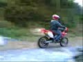 salti nel fiume di mele con la moto...wow troppo divertito