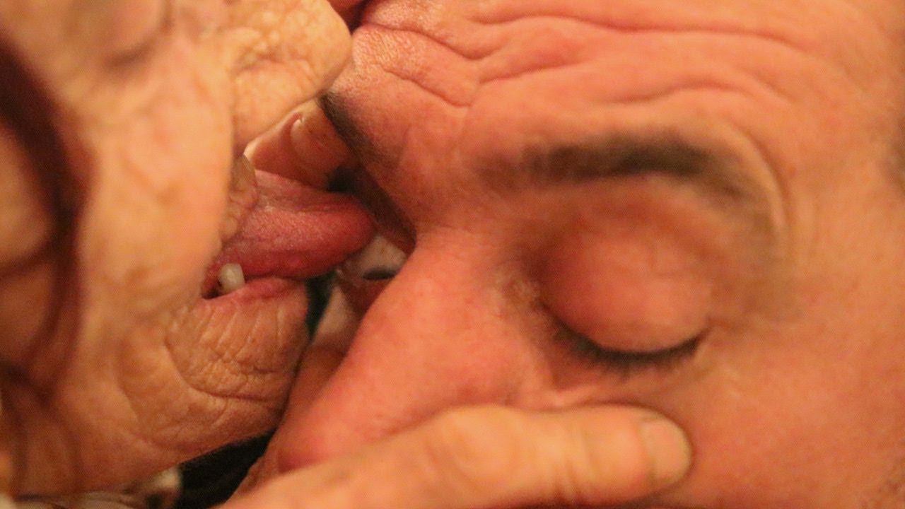 Старая жена 55 лет искусно сосет хуй милому