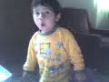 Manolito haciendo bailar a su perrito
