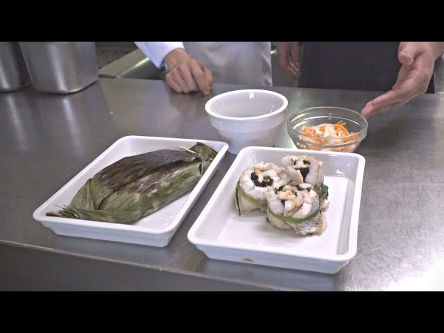 Fischröllchen mit Garnelen und Noriblatt und gegrilltem Reis (Nasi Bakar)