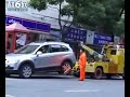 推荐你看看这个视频,很不错呢~http://you.video.sina.com.cn/b/17670127-1267084551.html笑死人不偿命的拖车事件!2008-12-08 11:17:58 发生在上海的故事，一辆已经被放上拖车的科帕奇，车主不爽，发动车，把车连带拖车一起开走了当上海雪佛莱MM遇见拖车－强悍遇到彪悍