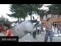 Hombre recibe patada de caballo irritable