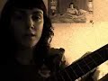 ACLARACIONES (leer con atención):1. sigo pensado que no canto bien, pero me apetecía.2.¡tengo que mejorar la pronunciación ya!3.el ritmo de los acordes es más rápido, pero no soy capaz de cantar y tocar así a la vez ¬¬4.cuando toco la guitarra pongo caras raras y miro Cuenca porque si miro a la cámara me pierdo.5.letra original:Depois de ter você,pra quê querer saber que horas são?Se é noite ou faz calor,se estamos no verão,se o sol virá ou não,ou pra quê é que serve uma canção como essa?Depois de ter você, poetas para quê?Os deuses, as dúvidas,pra quê amendoeiras pelas ruas?Para quê servem as ruas?Depois de ter você...¡Un saludo!