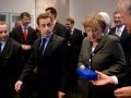 Merckel offre un stylo à Sarkozy le collectionneur.