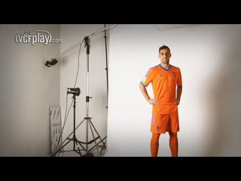 Valencia CF: Alcácer and Feghouli wear VCF adidas away kit