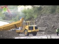 V�DEO: J� foi aberta uma via no monte de terra na Variante para facilitar trabalhos de remo��o
