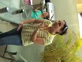 Claudia le ensena a su hijo a orinar