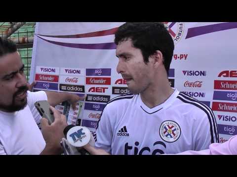 Cristian Riveros atiende a los medios en San Pedro Sula, tras la práctica albirroja del domingo 4 de septiembre