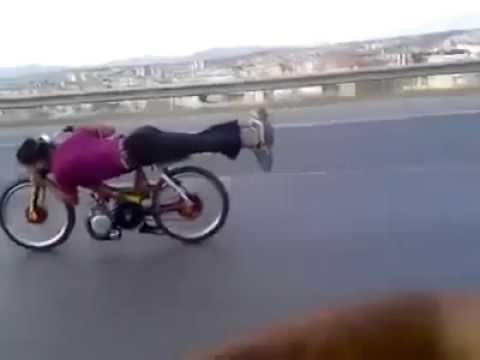 Un motard complètement fou !