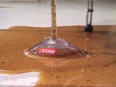 robotsuicida - un robot se suicida bebiendo cocacola.