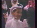 بعد نهاية الحفل ، استقبل الملك فهد رحمه الله الأطفال وداعبهم .. وقدم لهم هدايا