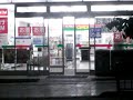 誰もいないのに開く自動ドア