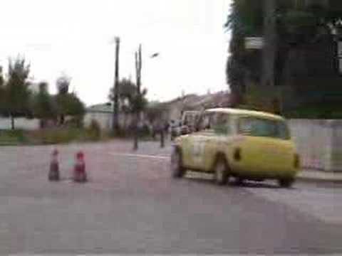 El antiguo Mini todavía puede dar mucha caña. 0 El antiguo Mini todavía puede dar mucha caña.