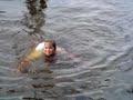 Dian valt in het water