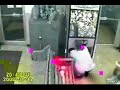 Niña atrapada en la máquina de peluches Niña atrapada en la máquina de peluches