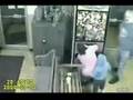 Niña atrapada en la máquina de peluches