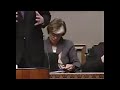 Astrid Thors kaivaa nenäänsä