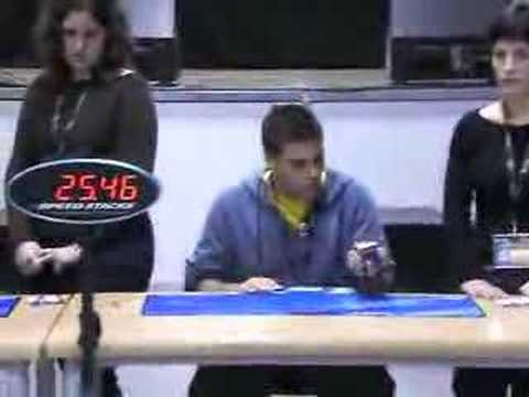 50 segundos para armar un cubo de Rubik con una sola mano