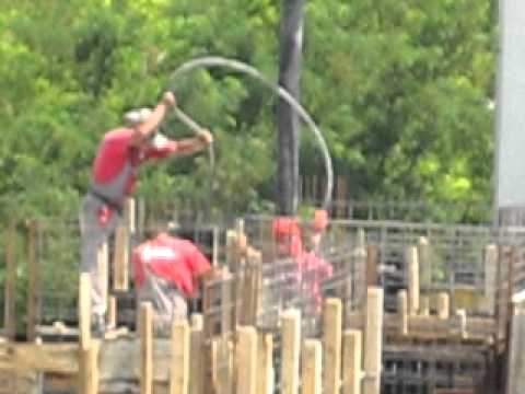 Betoniranje stubova prizemlja pomoću pumpe za beton