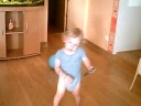 Bébé chante et danse sur william Balde