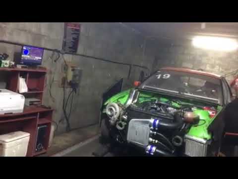 Turbosprężarka zasysa szmatkę podczas testu silnika