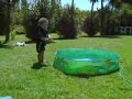 Divertido video de un niño que está aprendiendo el concepto de tirarse piqueros, aunque aún debe aprender mucho...