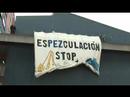 Gran pancarta desplegada contra la especulaci�n en gij�n