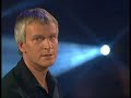 medley dirk michaelis & peter seiffert & max raabe

1. dirk michaelis - als ich fortging 1996
als ich fortging war die stra�e steil,
kehr wieder um.
nimm an ihrem kummer teil,
mach sie heil.

als ich fortging war der asphalt hei�,
kehr wieder um.
red ihr aus um jeden preis,
was sie wei�.

nichts ist unendlich, so sieh das doch ein.
ich wei� du willst unendlich sein,
schwach und klein.
feuer brennt nieder, wenns keiner mehr n�hrt.
kenn ja selber, was dir heut widerf�hrt.

2. peter seiffert - schau einer sch�nen frau 1988
(von fred raymond)
schau einer sch�nen frau nicht so tief in die augen,
denn was ihr blick verspricht, das h�lt sie nicht.
sie blickt den n�chsten mann genauso z�rtlich,
doch all ihr z�rtlichkeit ist leider nur schein.

schau einer sch�nen frau nicht so tief in die augen,
sie spielt mit jedem mann, weil sie nicht anders kann.
lass ihr das eine mal nur sein und geh auf gar nichts ein,
denn eine sch�ne frau geh�rt dir nie allein.

3. max raabe & das palastorchester - in einer kleinen konditorei 1999
(von fred raymond)
wenn unser herz f�r ein geliebtes wesen schl�gt
wenn man ein s��es bild in seinem herzen tr�gt
dann meidet meist man all den l�rm, den lauten trubel
das licht, die jubelnde welt
die liebt man dann nicht 
und ist das herz vor lauter liebesglut entflammt
setzt man im stillen sich auf eine kleine bank
und in der d�mmerung schein sitzt man am liebsten
zu zwein in einem eckchenen gl�cklich allein.

in einer kleinen konditorei da sa�en wir zwei
bei kuchen und tee 
du sprachst kein wort kein einziges wort 
und wu�test sofort, dass ich dich versteh 
und das elektrische klavier das klimpert leise
eine weise von liebesleid und weh. 

und in der kleinen konditorei da sa�en wir zwei
bei kuchen und tee.