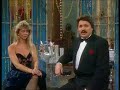 medley dirk michaelis & peter seiffert & max raabe

1. dirk michaelis - als ich fortging 1996
als ich fortging war die stra�e steil,
kehr wieder um.
nimm an ihrem kummer teil,
mach sie heil.

als ich fortging war der asphalt hei�,
kehr wieder um.
red ihr aus um jeden preis,
was sie wei�.

nichts ist unendlich, so sieh das doch ein.
ich wei� du willst unendlich sein,
schwach und klein.
feuer brennt nieder, wenns keiner mehr n�hrt.
kenn ja selber, was dir heut widerf�hrt.

2. peter seiffert - schau einer sch�nen frau 1988
(von fred raymond)
schau einer sch�nen frau nicht so tief in die augen,
denn was ihr blick verspricht, das h�lt sie nicht.
sie blickt den n�chsten mann genauso z�rtlich,
doch all ihr z�rtlichkeit ist leider nur schein.

schau einer sch�nen frau nicht so tief in die augen,
sie spielt mit jedem mann, weil sie nicht anders kann.
lass ihr das eine mal nur sein und geh auf gar nichts ein,
denn eine sch�ne frau geh�rt dir nie allein.

3. max raabe & das palastorchester - in einer kleinen konditorei 1999
(von fred raymond)
wenn unser herz f�r ein geliebtes wesen schl�gt
wenn man ein s��es bild in seinem herzen tr�gt
dann meidet meist man all den l�rm, den lauten trubel
das licht, die jubelnde welt
die liebt man dann nicht 
und ist das herz vor lauter liebesglut entflammt
setzt man im stillen sich auf eine kleine bank
und in der d�mmerung schein sitzt man am liebsten
zu zwein in einem eckchenen gl�cklich allein.

in einer kleinen konditorei da sa�en wir zwei
bei kuchen und tee 
du sprachst kein wort kein einziges wort 
und wu�test sofort, dass ich dich versteh 
und das elektrische klavier das klimpert leise
eine weise von liebesleid und weh. 

und in der kleinen konditorei da sa�en wir zwei
bei kuchen und tee.