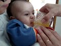 Phelipe e o seu primeiro suco de laranja Phelipe e o seu primeiro suco de laranja