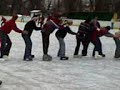 bocek ryzykant uderza w grupke licealistow na lodowisku