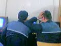 doi politai joaca la aparate