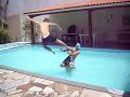 Momento Amy Winehouse na piscina (por Chuck Norris Produ��es)