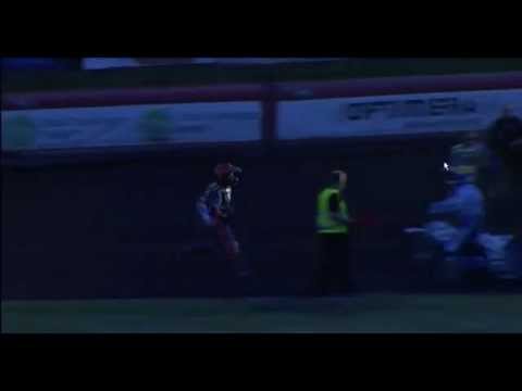 Greg Hancock rzucił się na Nickiego Pedersena (2015) :: Podczas meczu Piraterna Motala - Dackarna Malilla doszło do sytuacji, w której Nicki Pedersen doprowadził do upadku Grega Hancocka. Ten podniósł się i podbiegł do Nickiego, rzucił się na niego i zrzucił z motocykla...