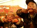 Discussion debridee avec de jeunes Tibetains a Nam-Tso