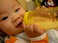 赤ちゃんがミルクを飲んでるときに・・・