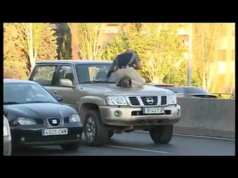 Agente del CNI encañona a un sospechoso en Madrid
