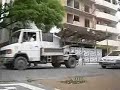 En este video se observa a dos inspectores de la direccion de transito de San Miguel de Tucumán cuando detienen a dos jovenes mujeres y a una niña que se conducían en una moto 110cc. Estas circulaban sin casco con el agravante de circular más de 2 personas, lo que ameritaba el secuestro del vehículo y confeccionar el acta correspondiente. Sin embargo las mujeres entregan 