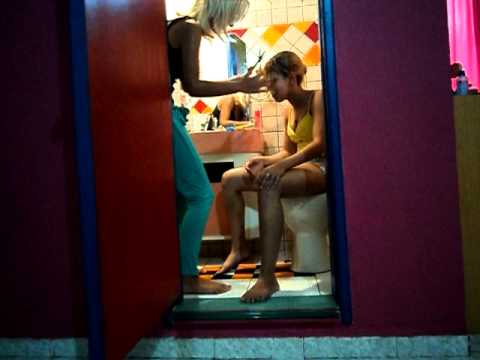 Daniiziinha cortando a franja da méqui Bia