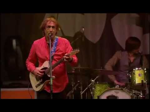 Hubert - Hubert von Goisern - Weit weit weg 2011 Original von 1992 Jetzt san die Tog schon kiazer word'n Und Blattln foilln a von die Bäum, Und auf'm Oilmasattl liagt...
