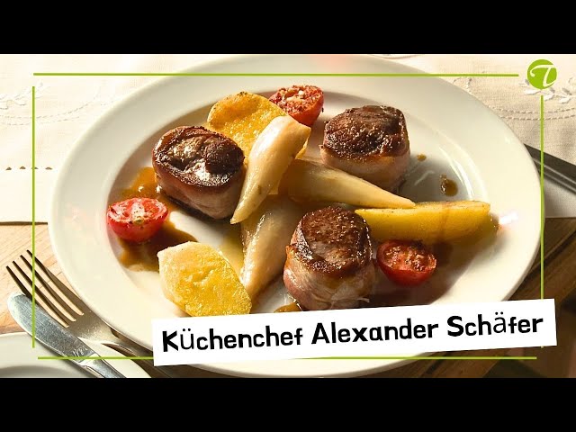 Rehmedaillons im Speckmantel mit glasierten Teltower R&uuml;bchen & Rosmarinkartoffeln