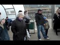 Безумные белки устроили флэшмоб на автобусной остановке, до смерти напугав прохожих