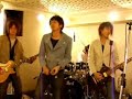 この度ボーカルが抜けてしまったのでバンド名を変えると共に新たにボーカルを募集します。 主に毎週火曜日に三ノ宮のスタジオで練習していました。でもひょっとすると名谷のスタジオをメインにするかもしれません。その辺は話し合って決めましょう。 現メンバーはギター(30)、ベース(25)、ドラム(24)なのでそれに近い歳の人が良いです。男性のみの構成にします。 オリジナル曲をやっています。(メジャー思考です) できれば楽器も出来る人ボーカルがいいです(要は楽器は出来なくても暇さえあれば自主的に考えて声だして練習できるレベルの人であればOK。スタジオ内で楽器隊のみで練習時に、何もせず暇そうにただボケーッと延々待ってるだけな人はちょっと・・・・)。そして欲を言えば歌唱力、声域はASKA,布施明、Toshi,河村隆一だと最高です。なにぶんキーが高い曲が多いと思うので、とにかくまずはそれに答えられる人お願いしますm(_ _)m。 気になった方は気楽に連絡ください＾＾。 ちなみにこの動画は約3年前のです。 途中でベースが抜けてしまってますが、ボーカルの声とメンバー全員が入ったまともな映像がこれぐらいしかありませんでした。この頃とは演奏レベルはもうちょっと上がった感じです。だいたいこんな曲調(この曲はギタリストが作詞・作曲)をやってるとわかってもらえたらと思います。