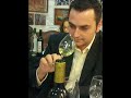 Fran León catando un vino ecológico en Canal Sur Radio.