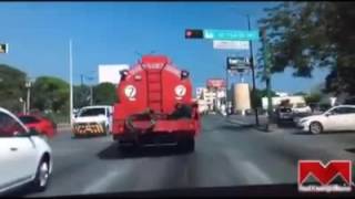 Momento en que una pipa de Bomberos choca contra un vehiculo #Video