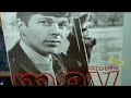 ard-sendung vom 16.07.08,  22:45 uhr

allein auf der b�hne, ein mann und seine gitarre - so kennt man reinhard mey, liedermacher, troubadour. mey f�hrt im film an orte, die meilensteine in seinem leben und seiner laufbahn waren: der pariser chansontempel 'bobino', aber auch die schule, wo er als teenager in der turnhalle auftrat. oder auf burg waldeck, wo er zur zeit der 68er studentenunruhen beim chansonfestival sang. in gespr�chen mit seinen kindern, kollegen und freunden, dem franz�sischen autor, s�nger und komponisten georges moustaki, aber auch mit g�tz alsmann, klaus hoffmann, anna loos, jan josef liefers und claudia roth entstand ein facettenreiches bild des s�ngers, komponisten und poeten reinhard mey