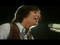ard-sendung vom 16.07.08,  22:45 uhr

allein auf der b�hne, ein mann und seine gitarre - so kennt man reinhard mey, liedermacher, troubadour. mey f�hrt im film an orte, die meilensteine in seinem leben und seiner laufbahn waren: der pariser chansontempel 'bobino', aber auch die schule, wo er als teenager in der turnhalle auftrat. oder auf burg waldeck, wo er zur zeit der 68er studentenunruhen beim chansonfestival sang. in gespr�chen mit seinen kindern, kollegen und freunden, dem franz�sischen autor, s�nger und komponisten georges moustaki, aber auch mit g�tz alsmann, klaus hoffmann, anna loos, jan josef liefers und claudia roth entstand ein facettenreiches bild des s�ngers, komponisten und poeten reinhard mey