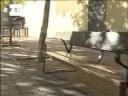 Una mujer da a luz a su cuarto hijo en un banco en plena callen .