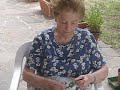 Nonna Aldovina acapa i fagiolini.